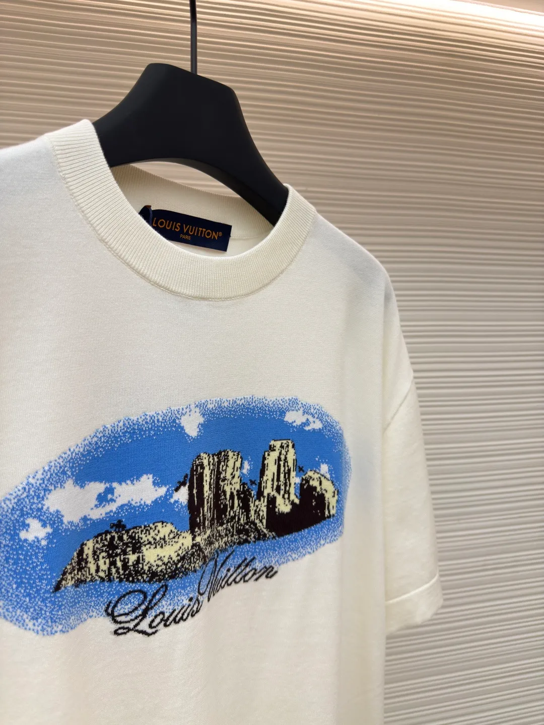 LOUIS VUITTON Kojima jacquard woolen T-shirt ●Authentic product: 10700 purchased and developed ●Item number: 1680272-A65 ●Fabric: combed cotton fabric ●Technology: jacquard production ●Version: fitted version ●Weight: about 240 grams ●Size: XS-S-M-L ●Description: Knitted using an ultra-fine 16-needle computerized flat knitting machine. The patterns are drawn manually by experienced painters. Each stitch is highlighted in detail. Each stitch is exactly the same as the original. The width and height of the pattern are 98%. The wool is dyed and dyed using 101/2 fully combed cotton. The color is 99% similar to ordinary cotton in the market. Comparing the yarn version, our 101/2 count fully combed cotton has a more delicate texture, and the fiber of the raw material reaches 25-35 mm, which makes the woven fabric more delicate, and the clothes are not easy to wrinkle, and the anti-pilling can reach level 4-5; on the contrary, clothes made of ordinary cotton yarn are easy to wrinkle, and will have wrinkles after being worn once, and will pill after being used a few times. The overall wiring is straight and delicate, the fabric is comfortable and soft, and the color is consistent without color difference. It can be matched with the same style to create a fashionable look and control various occasions. Customized accessories, complete with three standards, same style for men and women!